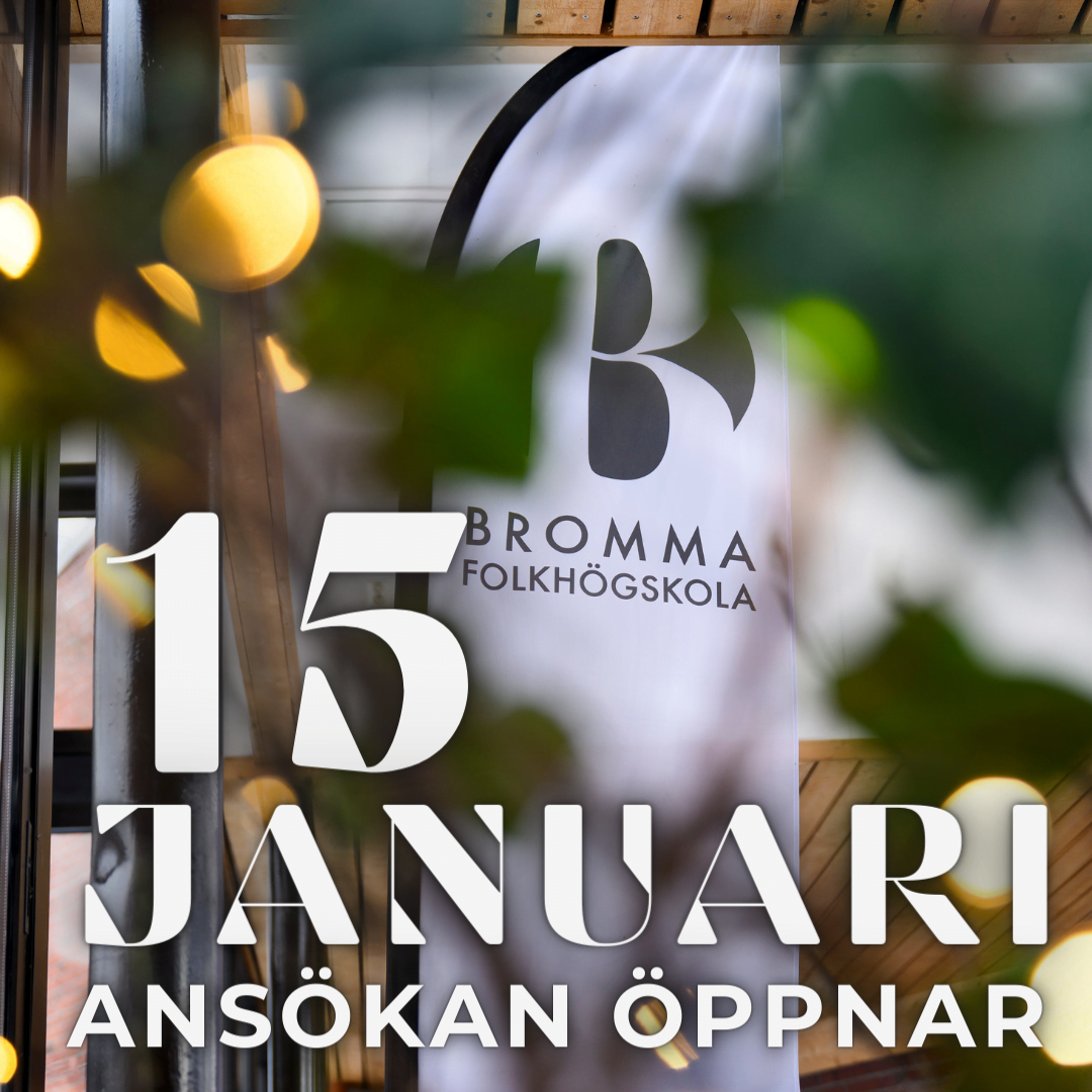 Flagga med skolans logga på