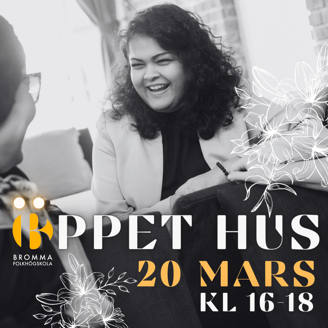 Kvinna som sitter i soffa och skrattar