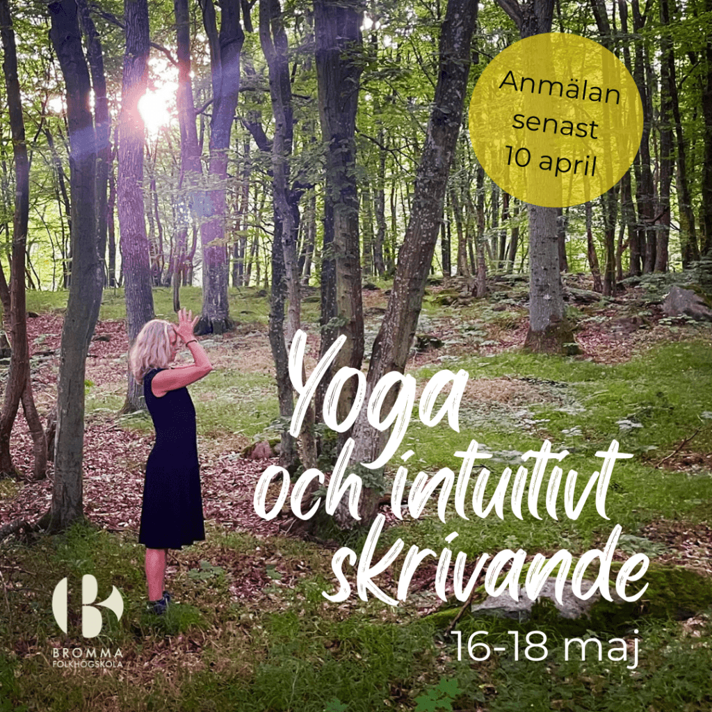 Kvinna som utför yoga bland träd